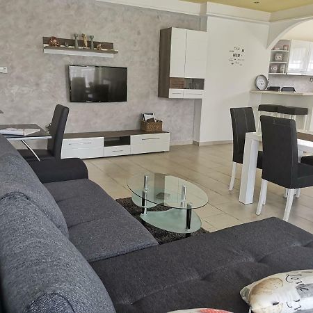 Guest House Surina App Surina'S Green Holiday Рупа Екстериор снимка
